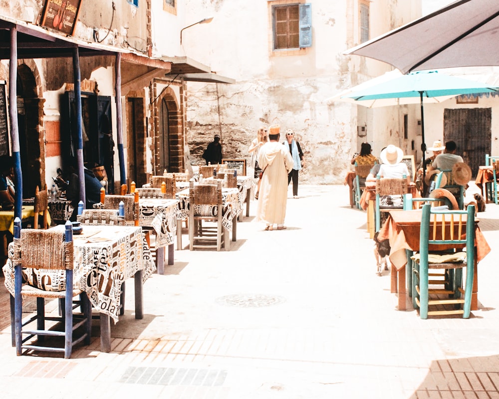 uomo che cammina al ristorante