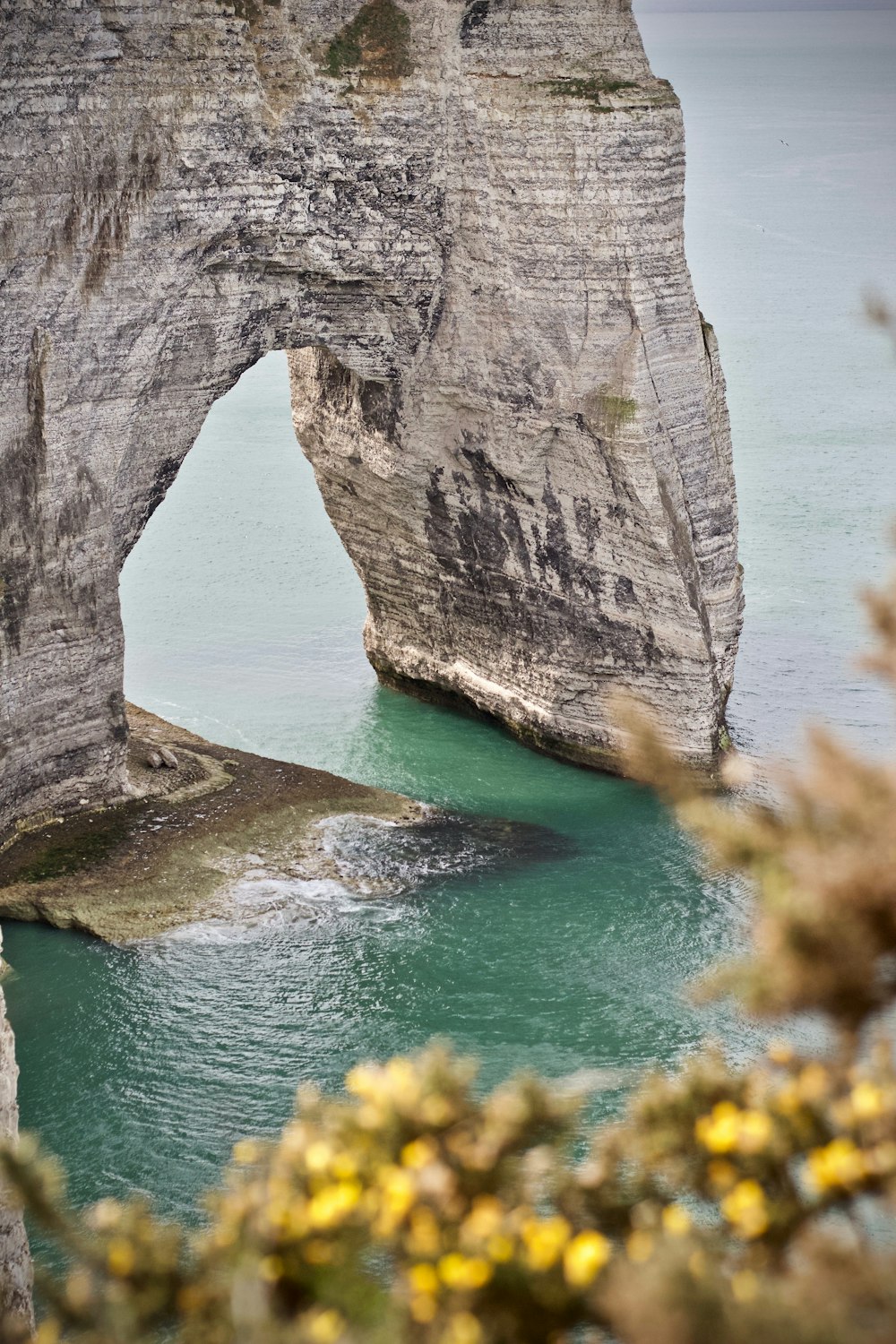 monolithe rocheux sur plan d’eau