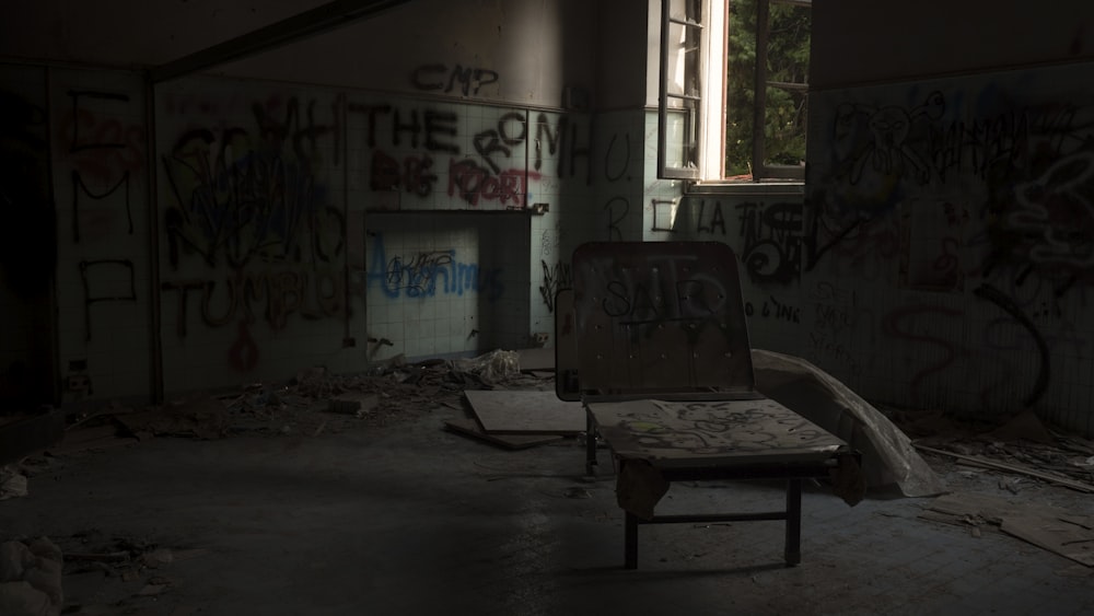 sedia in legno nero su una stanza abbandonata