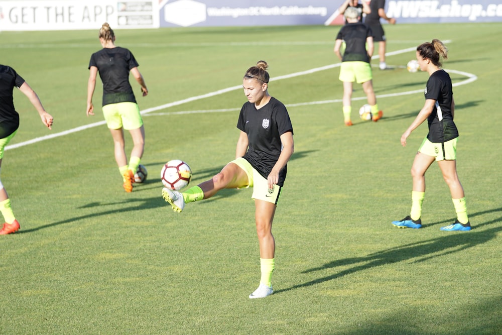 femme jouant au football