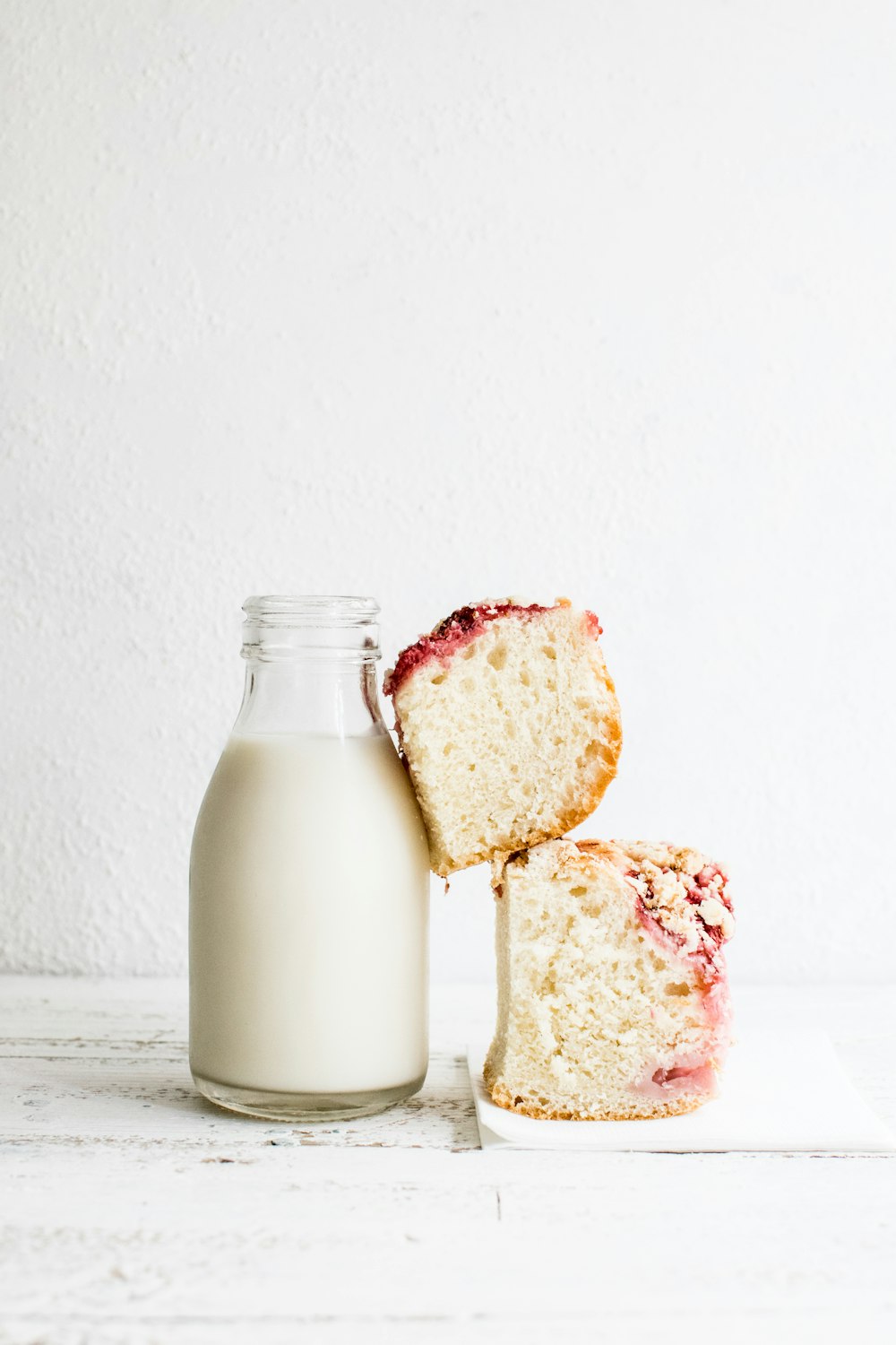 gebackenes Brot und schwarzes Glas Milch