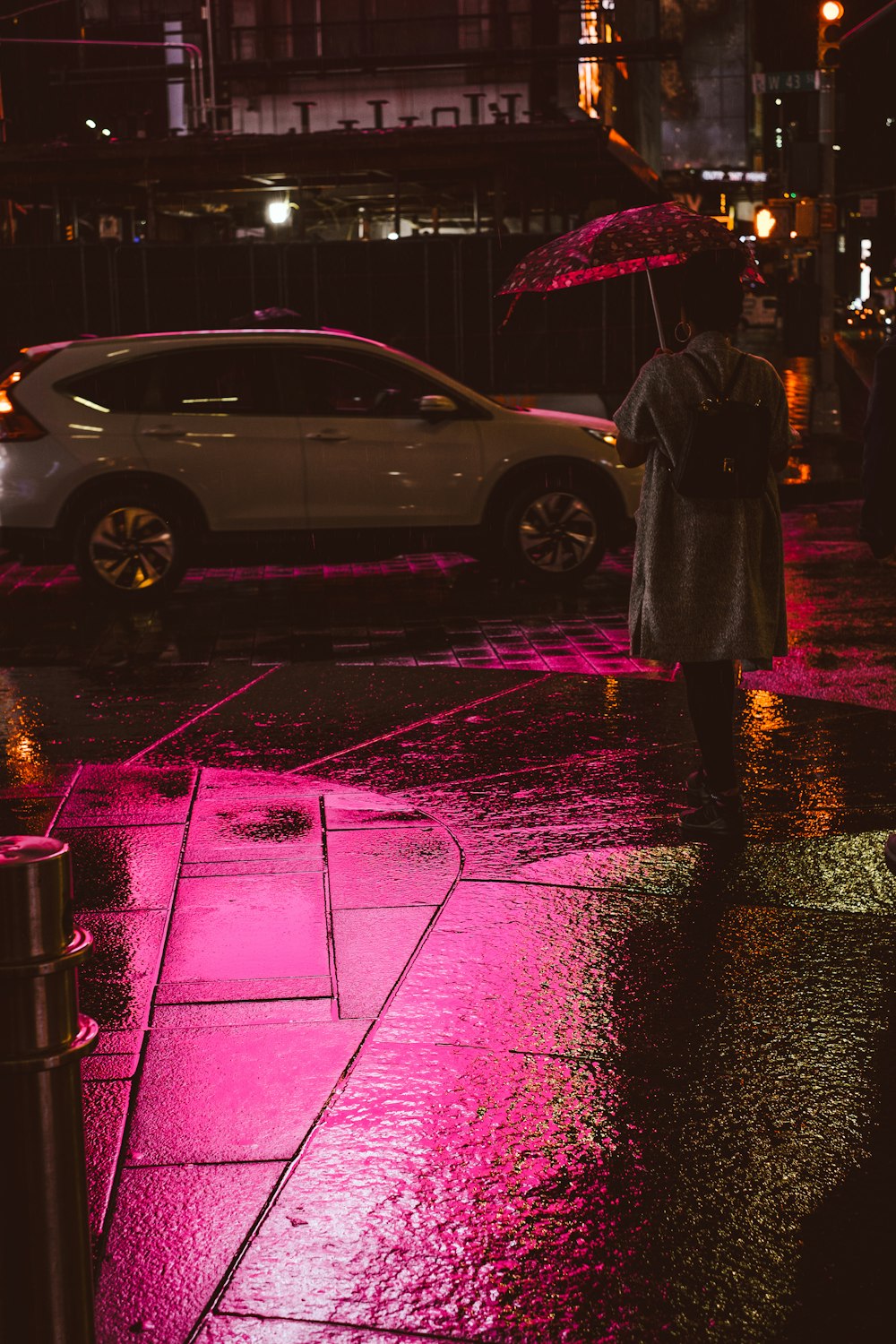 Persona que sostiene un paraguas mientras camina