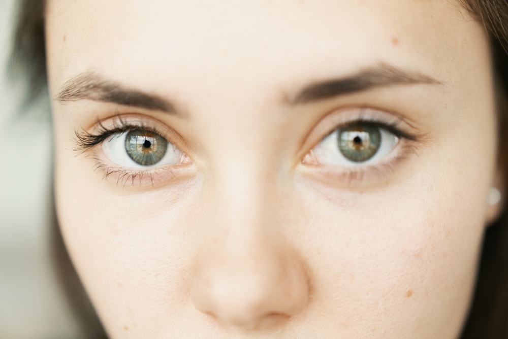 closeup photo of woman's face