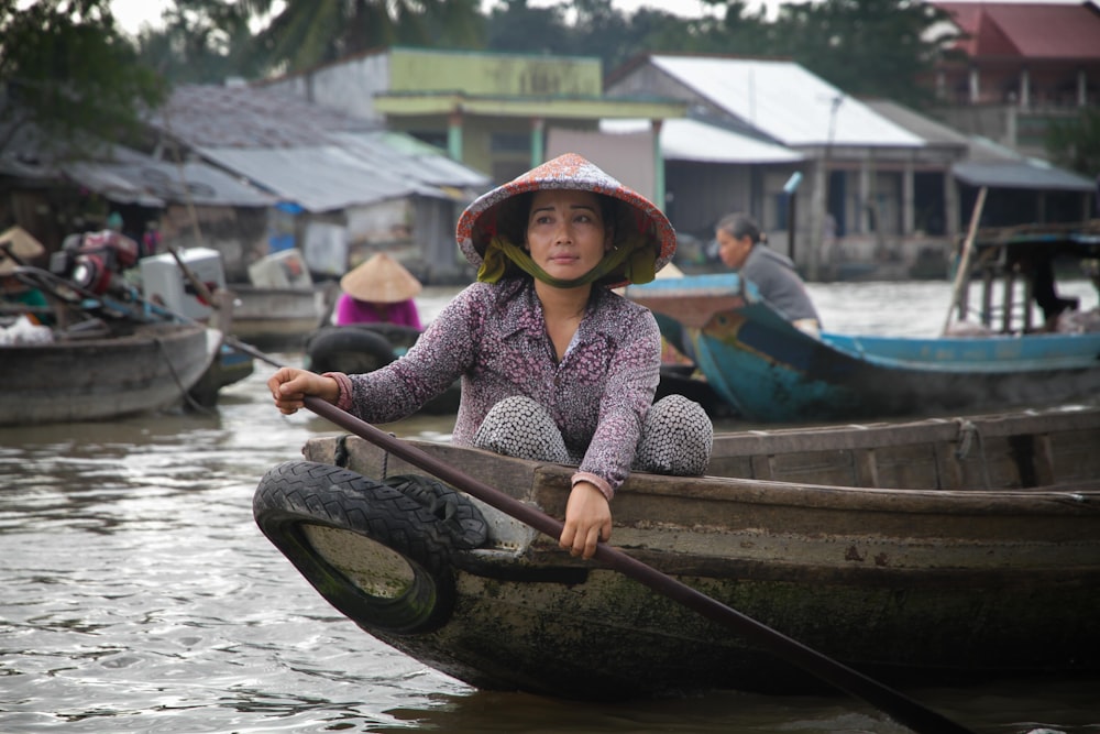 mujer remando en barco