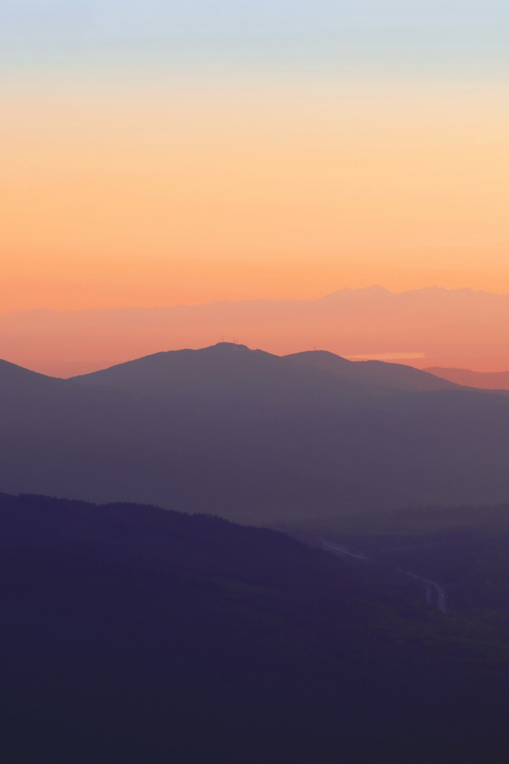 silhueta da foto da montanha tirada durante o pôr do sol