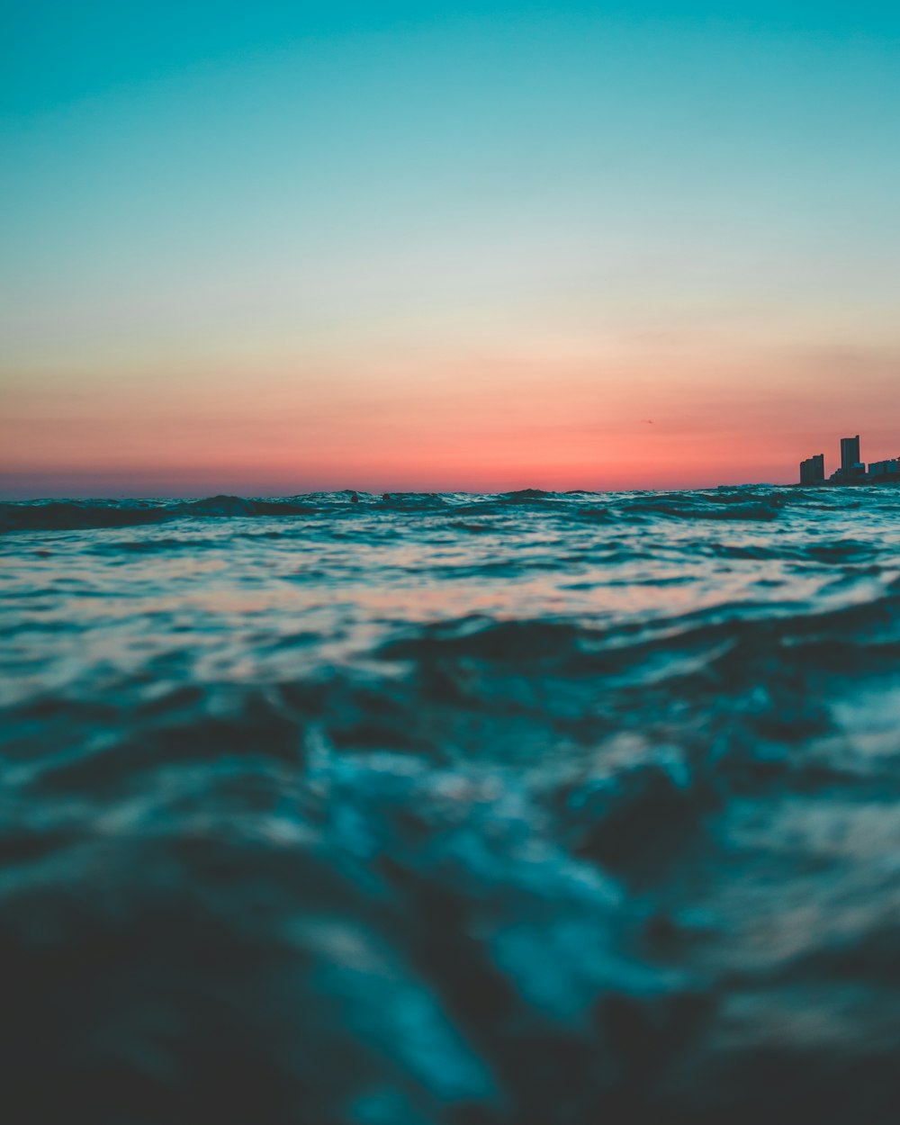 città di mare durante il giorno