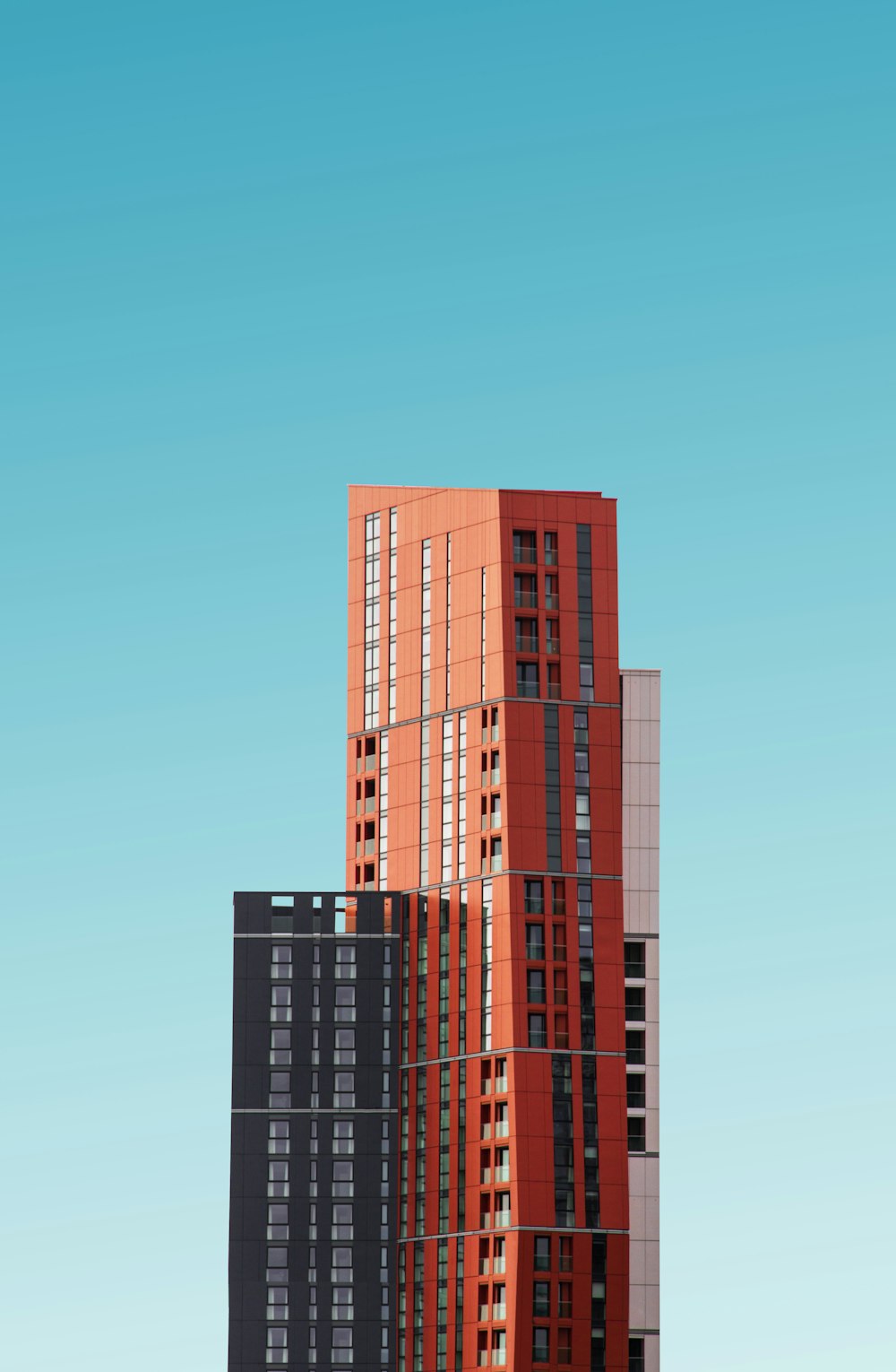 edifício alto laranja e preto