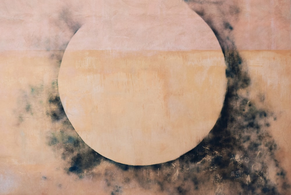 une peinture avec un grand cercle blanc au milieu