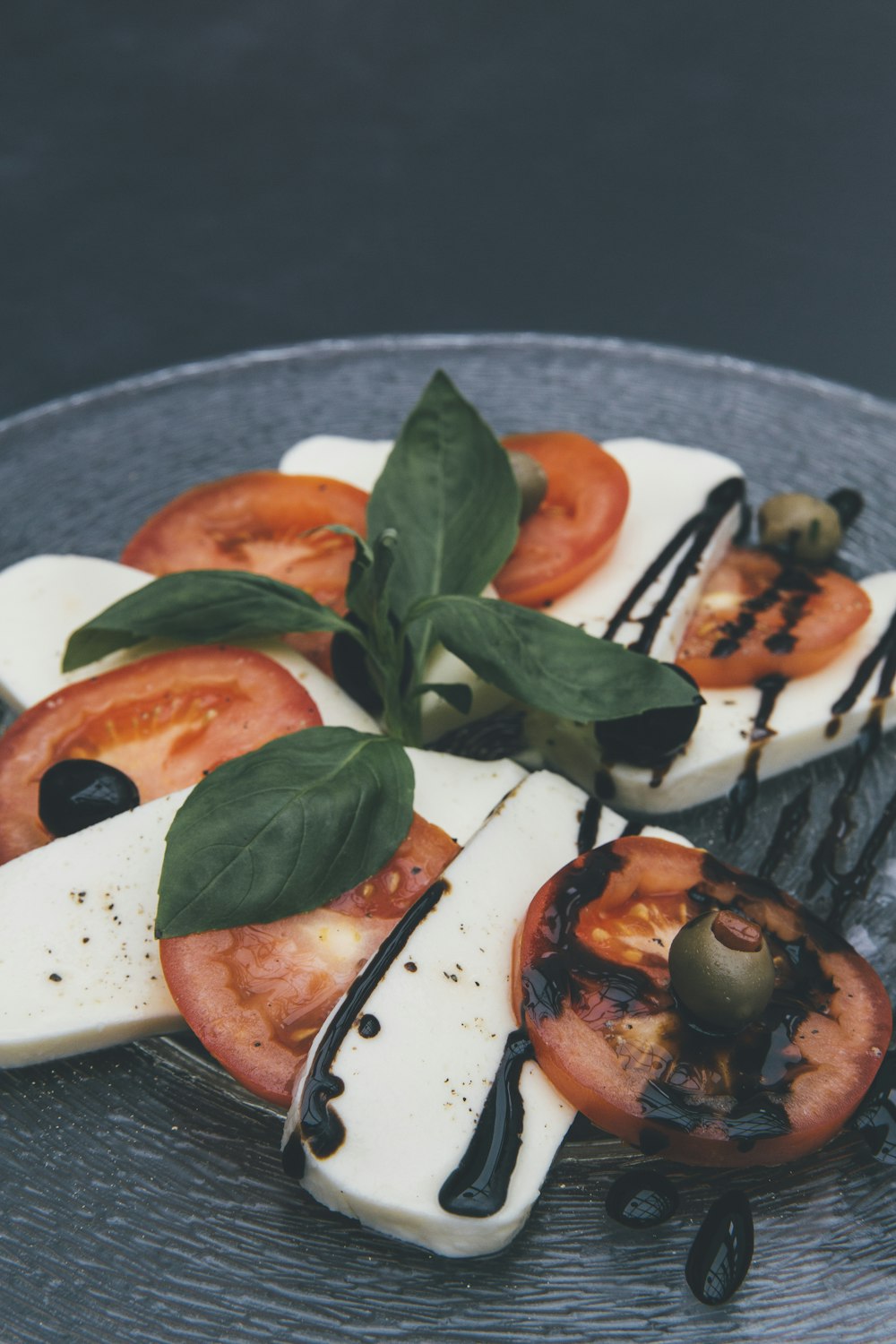 foto em close-up de fatias de tofu e tomate