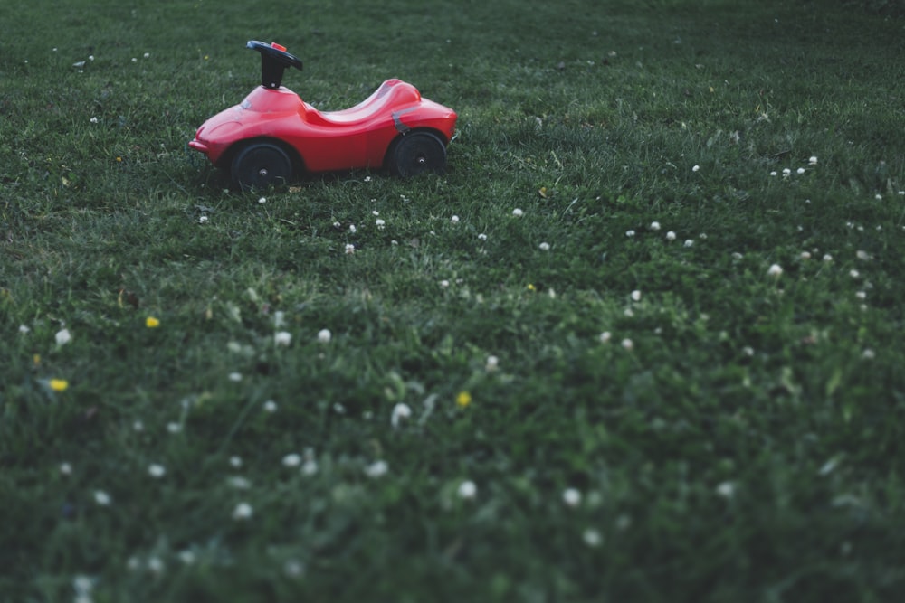 芝生の上の赤い乗り物のおもちゃの車
