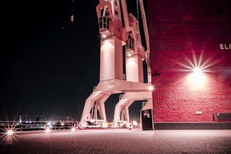 Grúas V&G crew responding quickly at night with flashing lights illuminating the scene