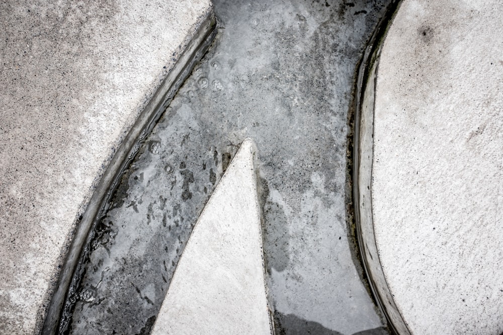 canal en béton rempli d’eau