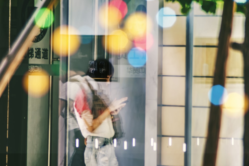 Mujer dentro del edificio con paneles de vidrio transparente