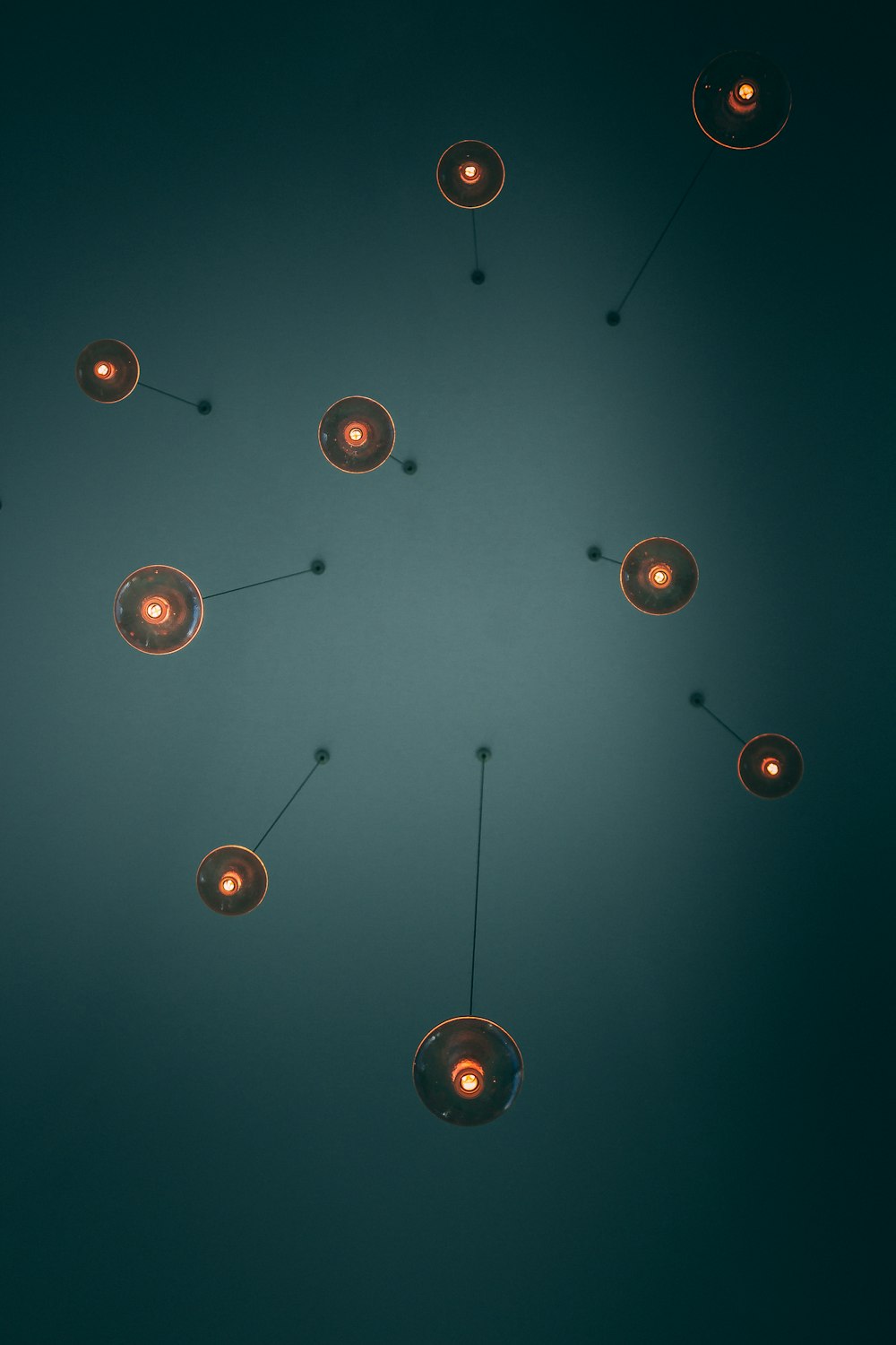 Photo en contre-plongée de lampes suspendues brunes allumées