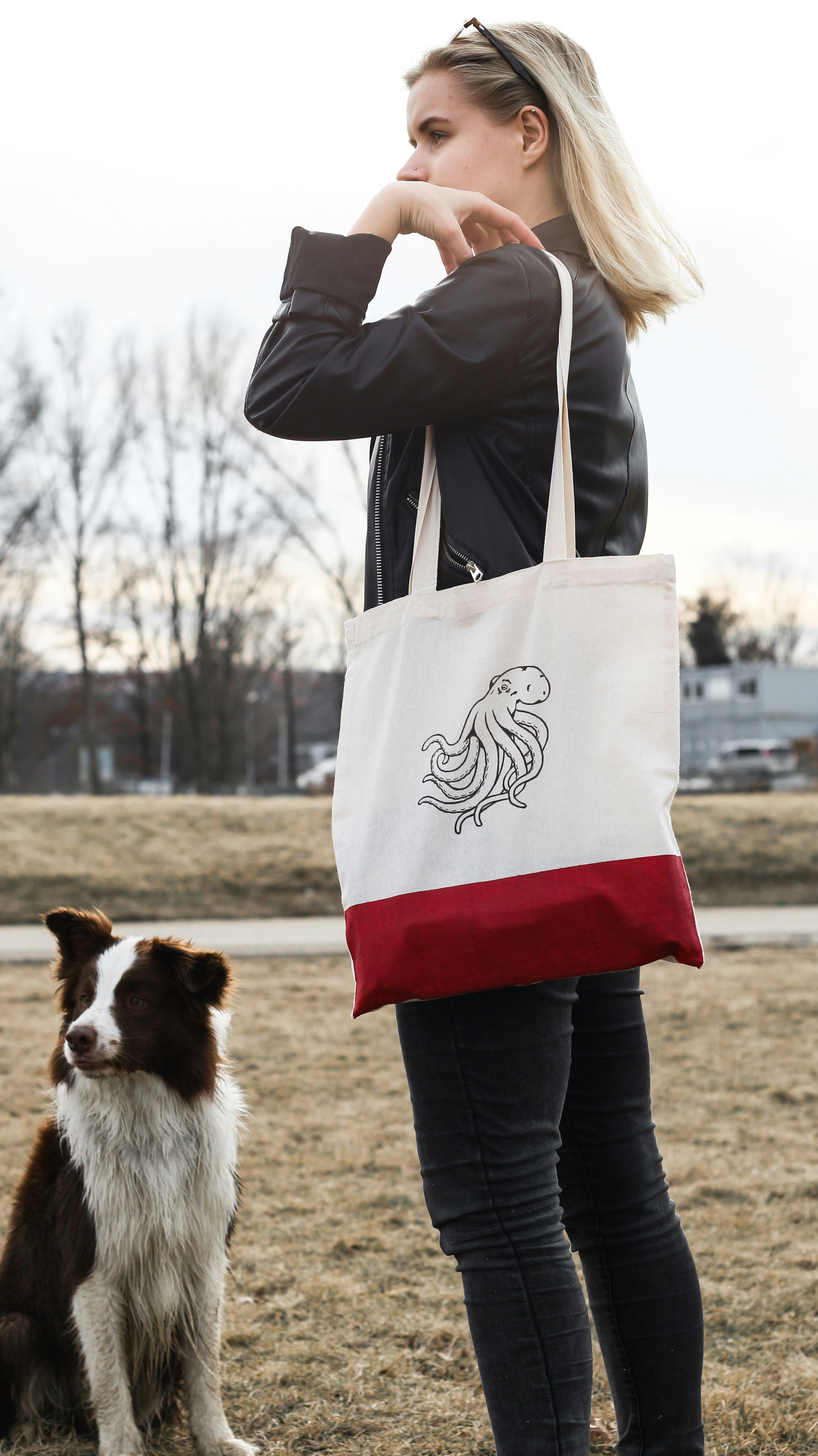Totebag jumbo kanvas warna putih bersih dengan motif garis di tangan wanita muda saat belanja