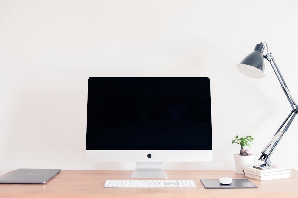 iMac plateado y Magic Mouse con Magic Keyboard