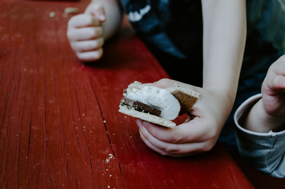 persona che tiene il panino