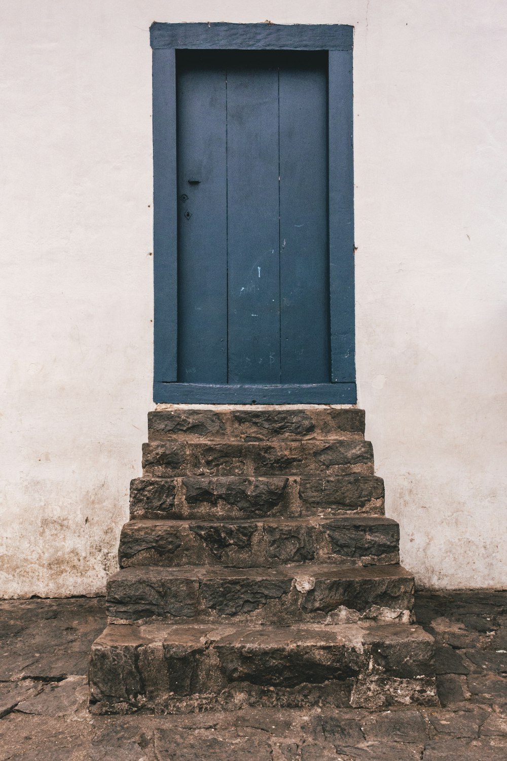 puerta de madera azul cerrada