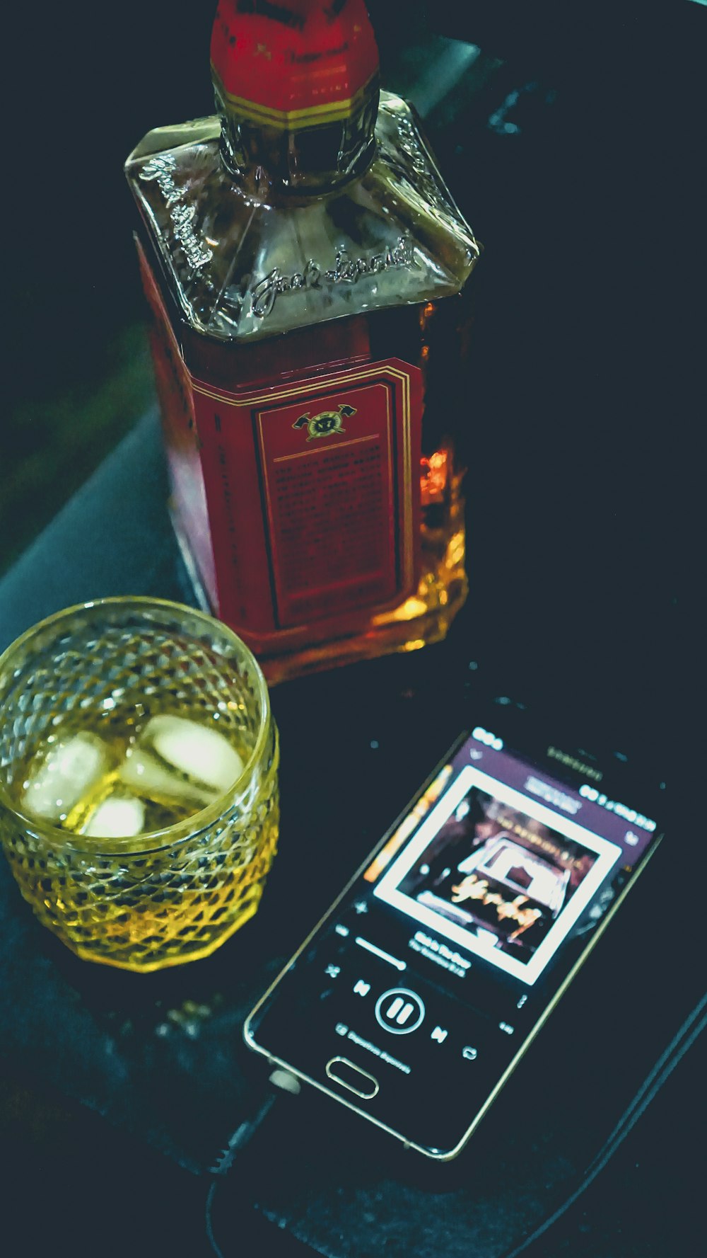 whisky con cubetti di ghiaccio in vetro