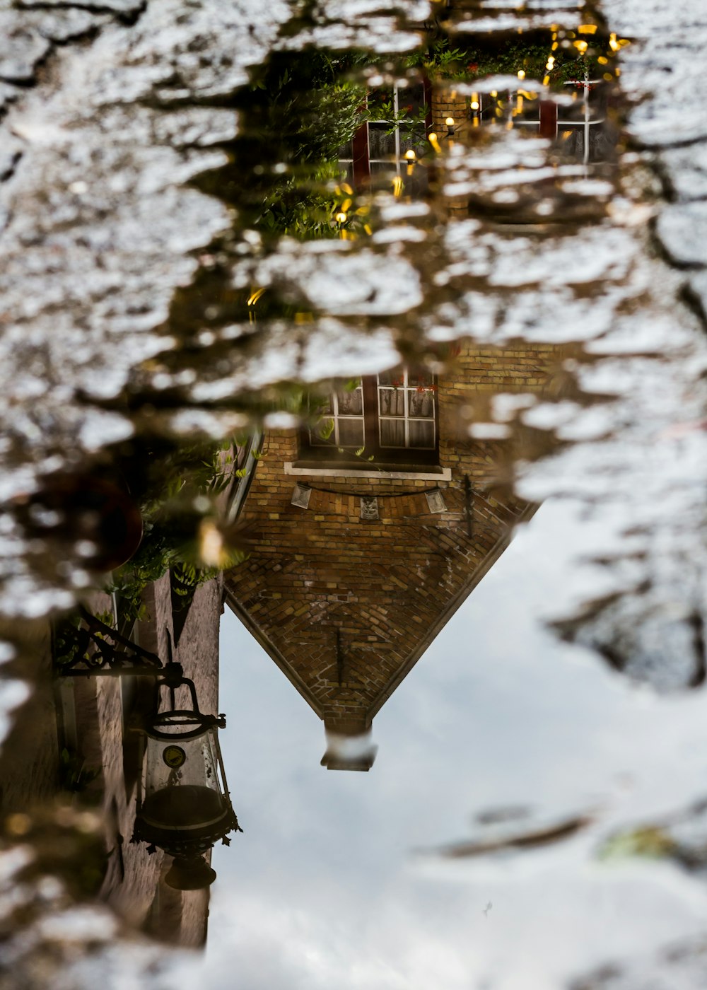 reflexo do espelho d'água da casa de concreto durante o dia