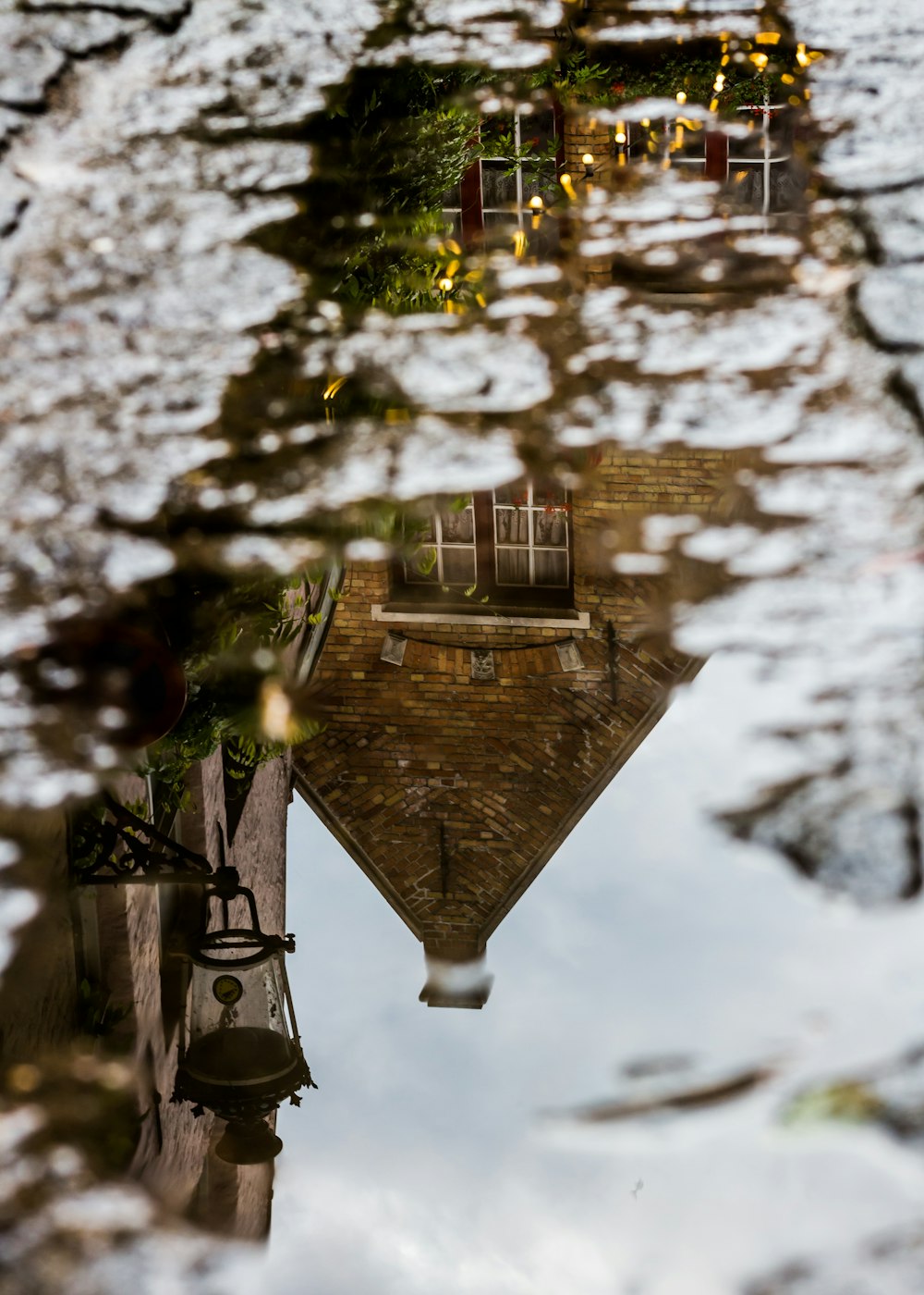 reflejo del espejo de agua de la casa de hormigón durante el día