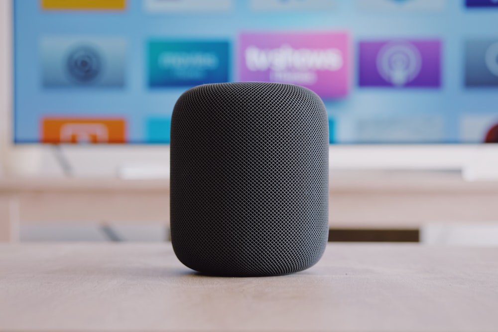 테이블 위의 검은색 Apple HomePod 스피커