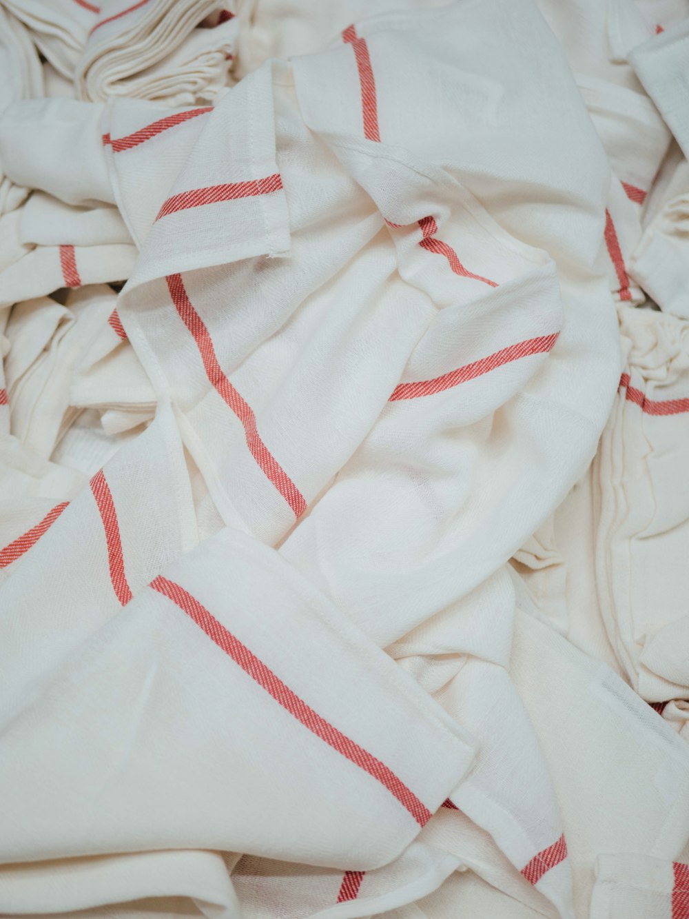 têxteis brancos e vermelhos