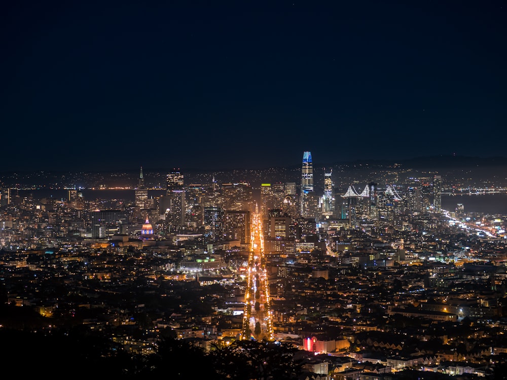 Luftaufnahmen der Stadt bei Nacht