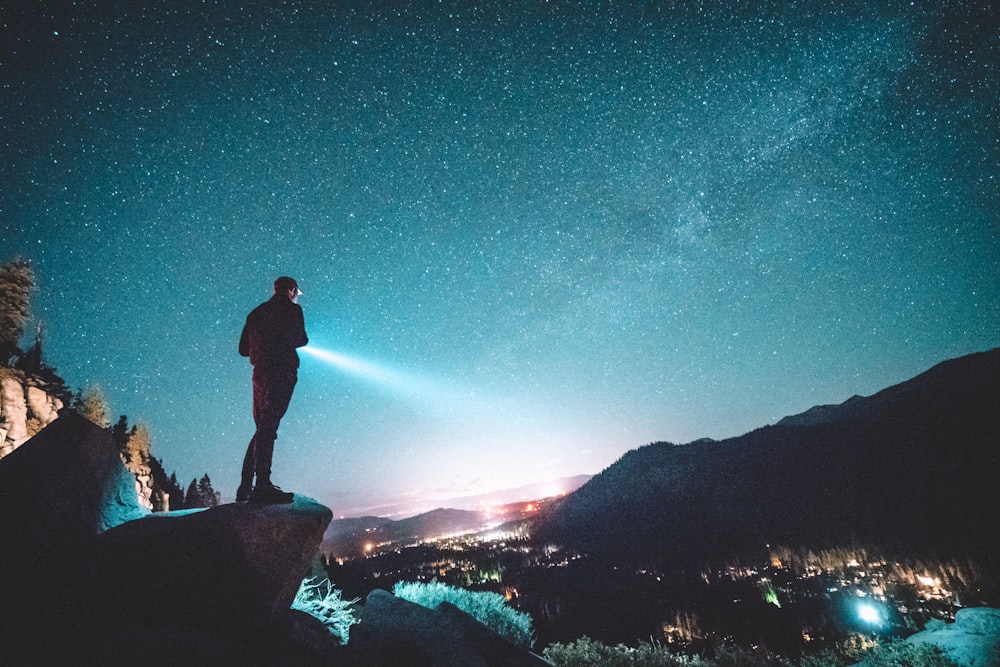 Mann steht in der Nähe der Klippe