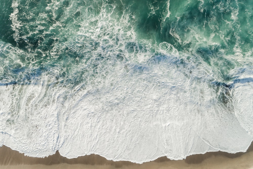 Photographie aérienne de la vague de l’océan