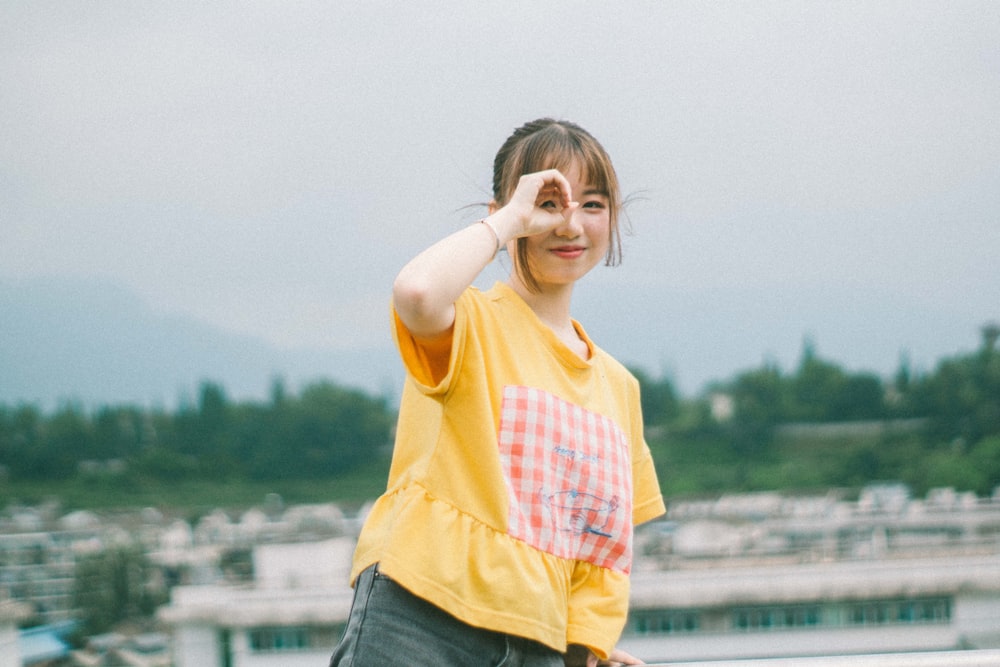 Fotografia a fuoco selettiva di donna che indossa una t-shirt girocollo beige