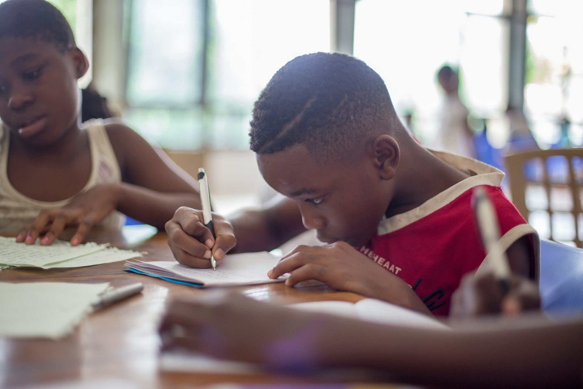 Los niños de Guinea Ecuatorial se levantan cada día bajo una realidad que no es nada fácil.

En el barrio Patio Pérez de Malabo, surge Verano Útil, una iniciativa para niños y niñas que busca ser un espacio de encuentro y de unión; una forma de ofrecer unas vacaciones diferentes a los que no tie- nen otras oportunidades; una opción para no estar en la calle, en un entorno peligroso, y un momento en el que poder divertirse y convivir con otros.

Verano 2018.