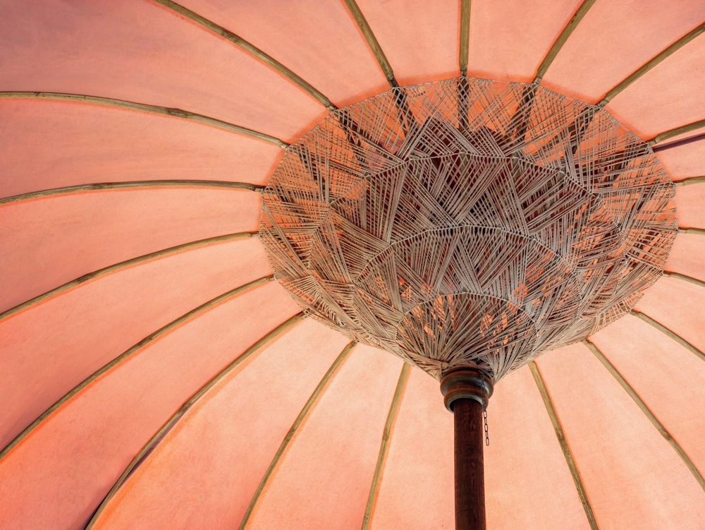 base laranja do guarda-chuva do pátio