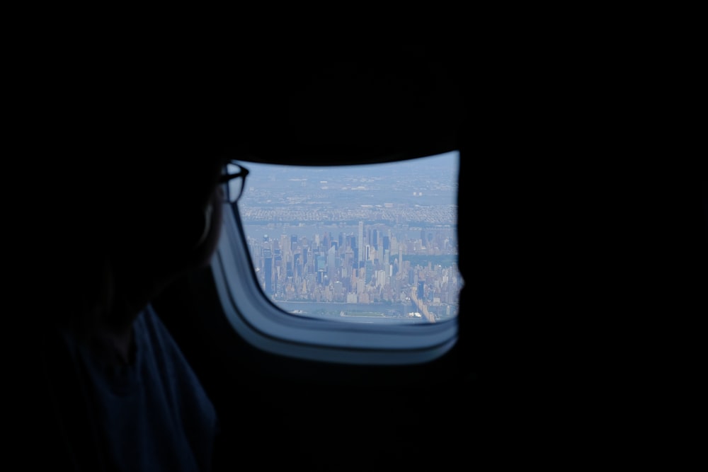 Ein Blick auf eine Stadt aus einem Flugzeugfenster