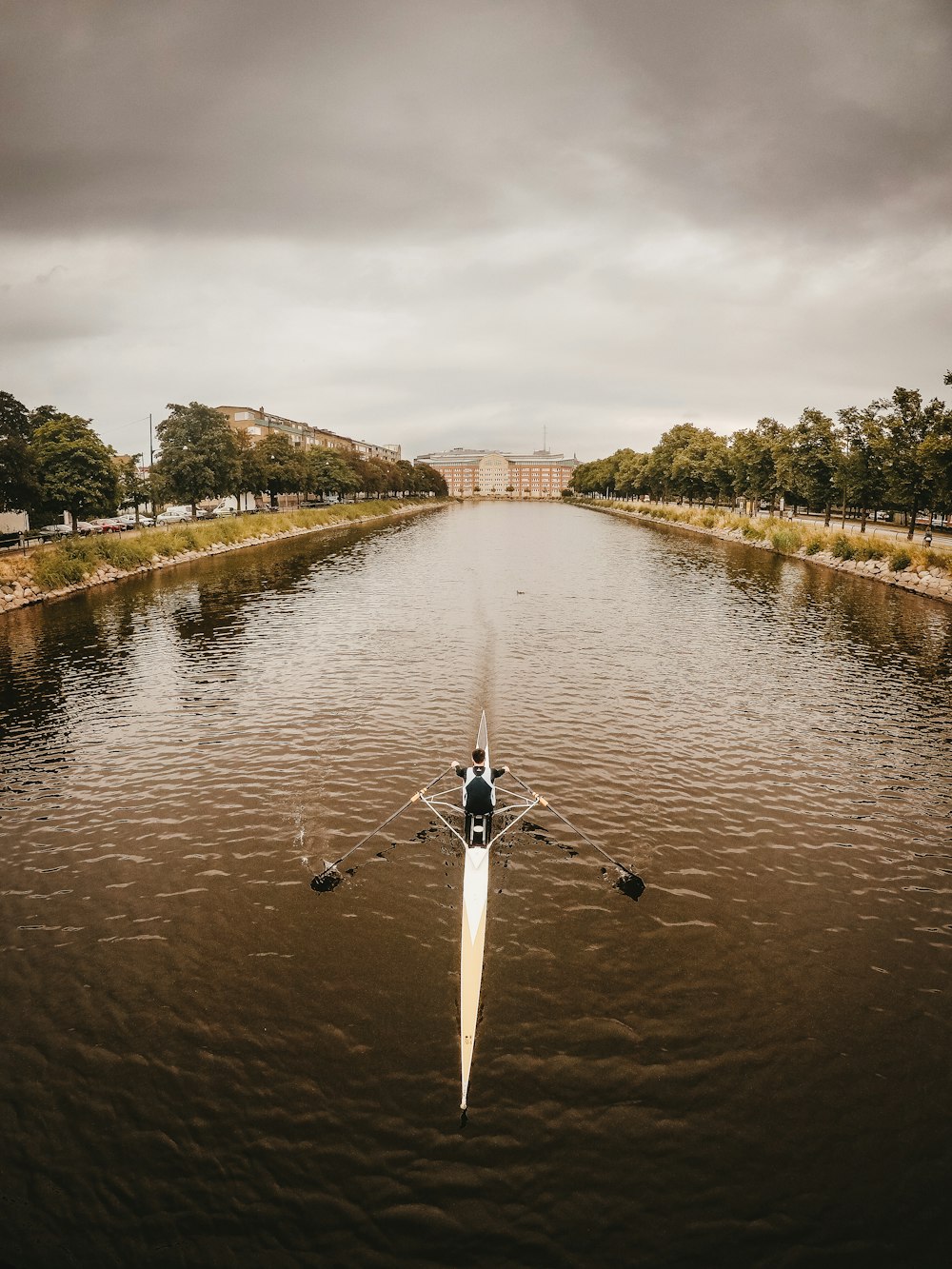 persona che viaggia in barca