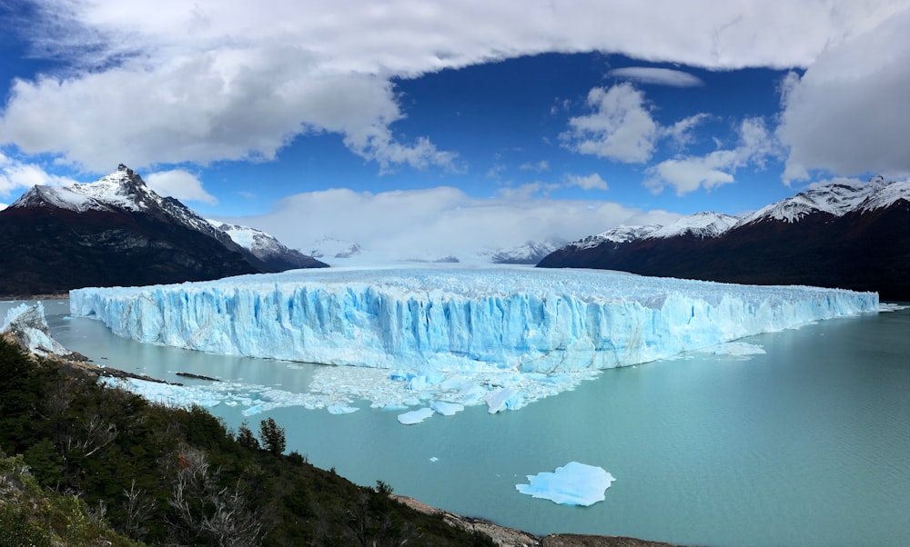 Landschaftsfotografie des weißen Eisburgs