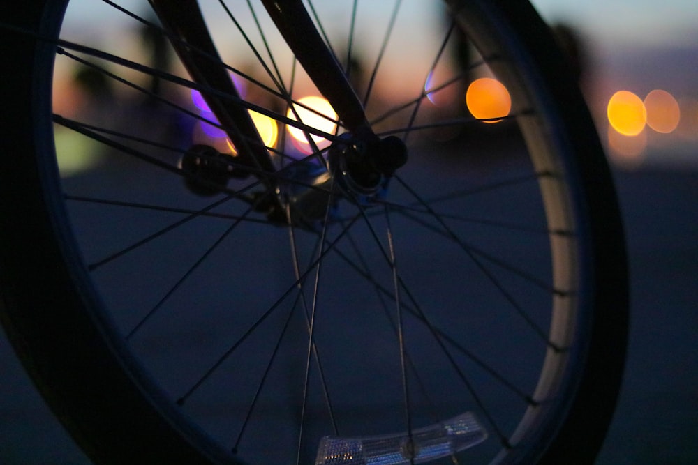 fotografia de foco raso da roda da bicicleta