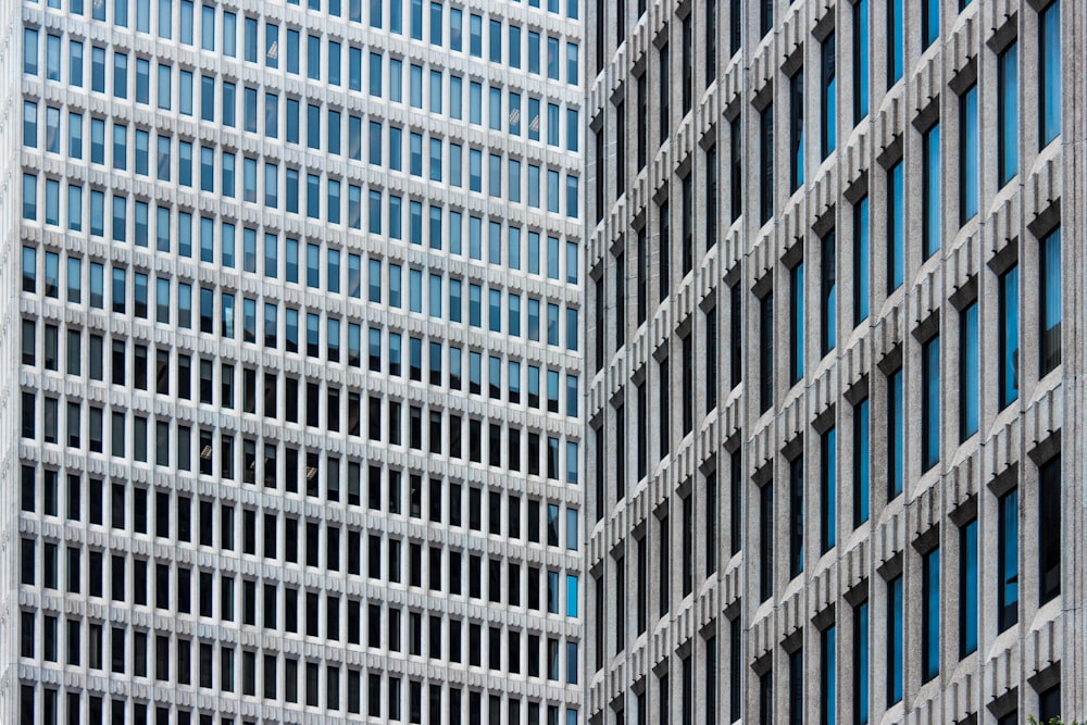 Foto di grattacielo grigio