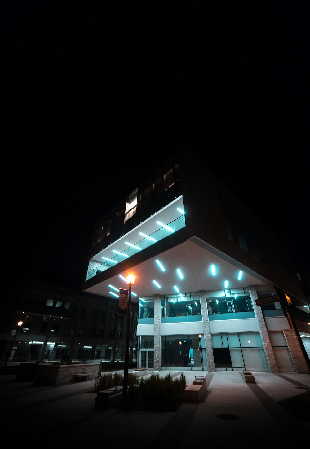 Außenansicht eines mehrstöckigen Gebäudes während der Nacht