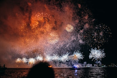 Feux d'artifice près du plan d'eau