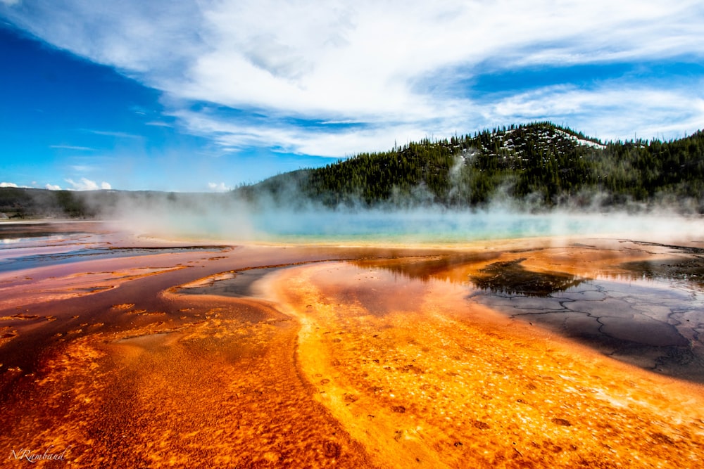 Geysir im Gebirge tagsüber