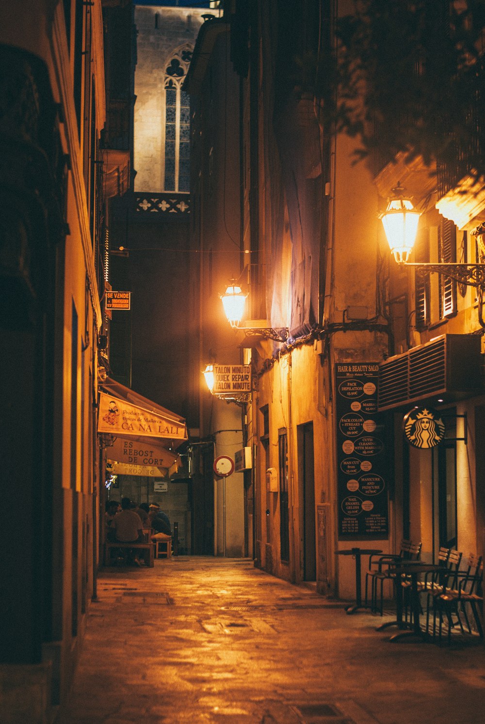 corredor de concreto durante a noite