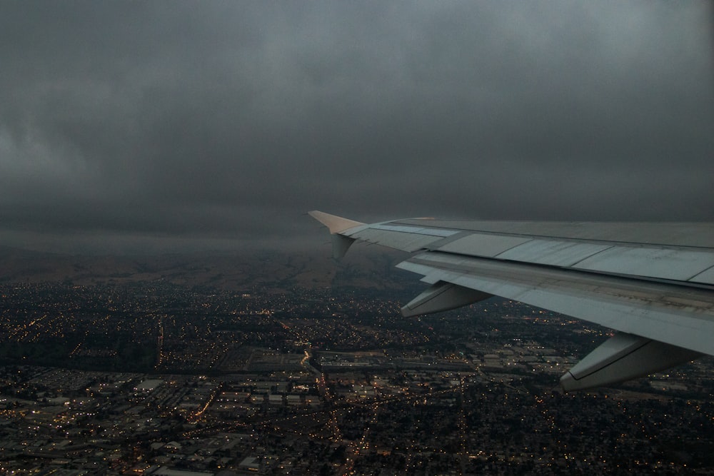 photo of white airplane left wing