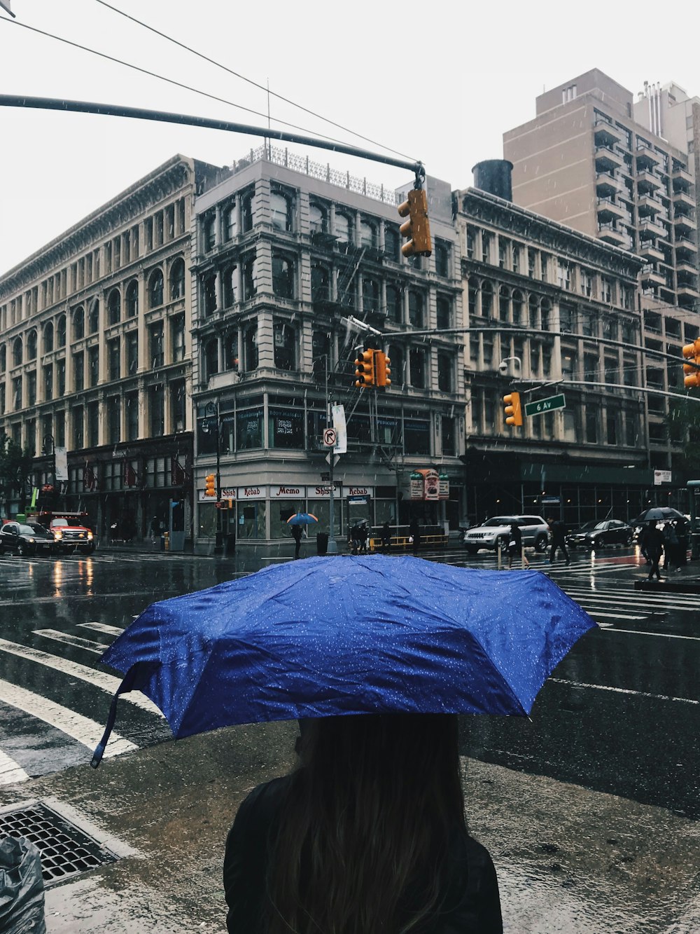 우산을 사용 하는 여자가 건물을 보고 있다