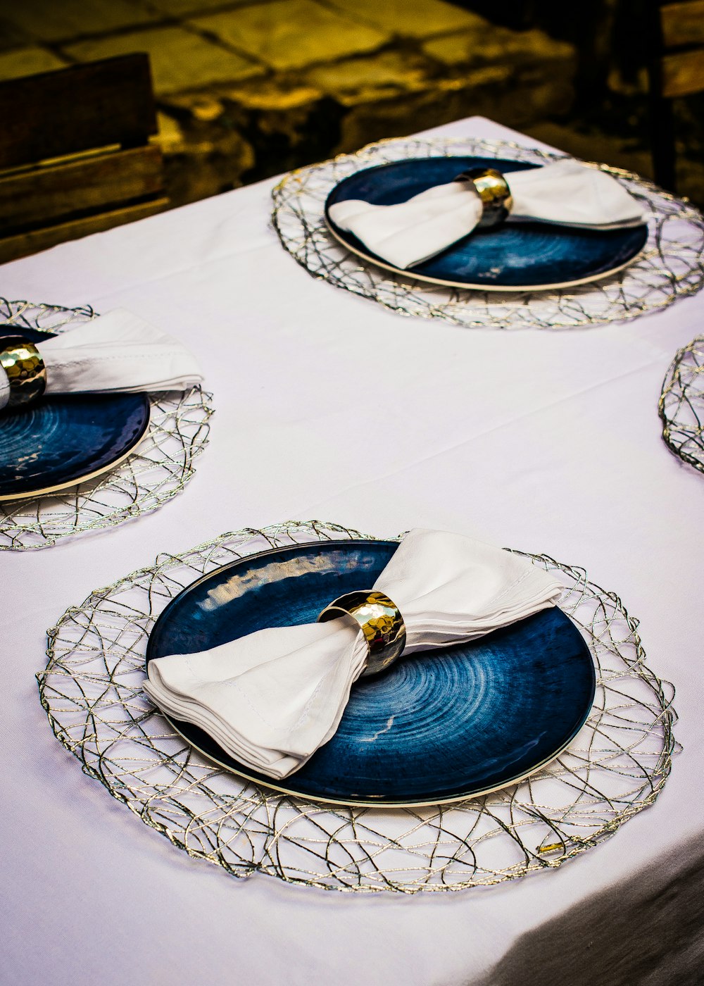 drei runde blaue Teller mit Kleidungsstücken
