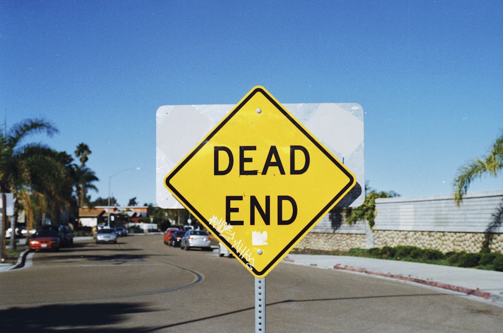 shallow focus photography of yellow Dead End street signage