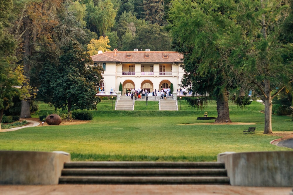 Casa de hormigón blanco junto a los árboles