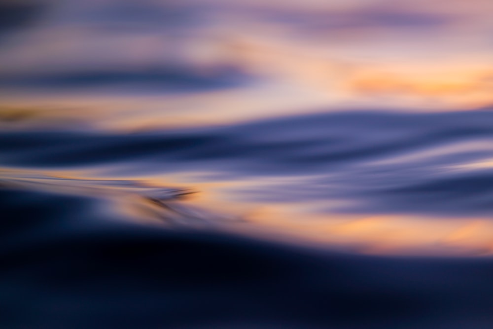 Una foto sfocata di un'onda nell'oceano