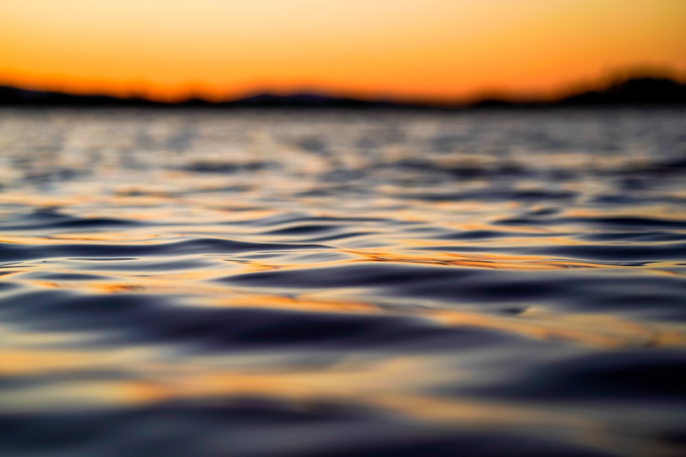acqua calma durante il tramonto