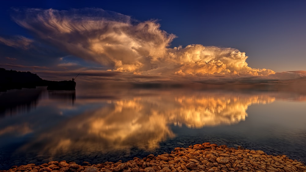 Fotografia Time Lapse dello specchio d'acqua e della nuvola